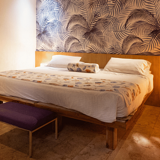 Alojamiento de lujo frente al mar en Ecohotel Rosario de Mar – Experiencia exclusiva y sostenible Alojamiento de lujo en Ecohotel Rosario de Mar, con habitaciones exclusivas frente al mar, diseñadas para brindar confort y sostenibilidad. Disfruta de un entorno natural único con servicios premium, perfectos para una escapada de relax y desconexión en la costa