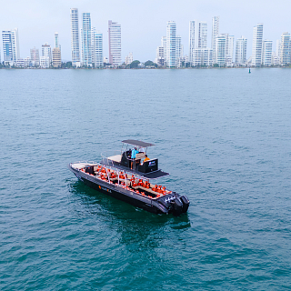 Transporte en lancha desde Cartagena al Ecohotel Rosario de Mar en las Islas del Rosario Lancha de transporte turístico saliendo del Muelle de la Bodeguita en Cartagena rumbo al Ecohotel Rosario de Mar en las Islas del Rosario, cruzando aguas cristalinas del Caribe colombiano.